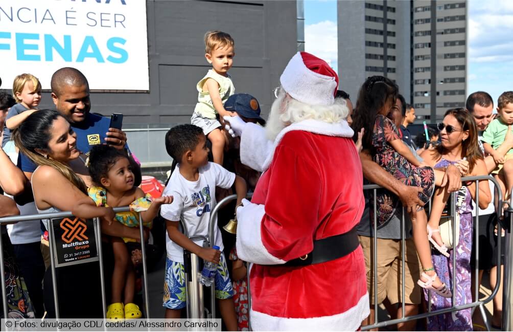 Natal Solidário do CDL teve Papai Noel descendo de helicóptero e até uma parada natalina
