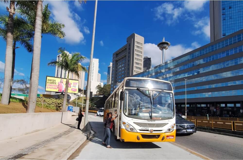 Área de embarque e desembarque de ônibus no Vila da Serra está concluída