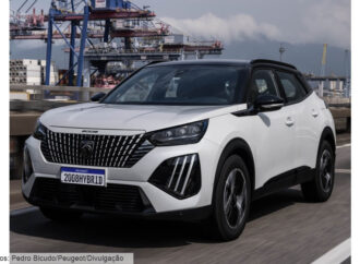 Peugeot lança 208 e 2008  híbridos na linha 2026