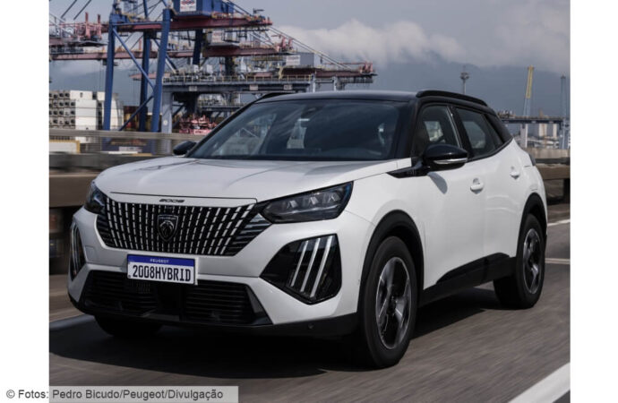 Peugeot lança 208 e 2008  híbridos na linha 2026
