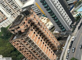 Edifício inacabado no Vila da Serra preocupa moradores com acúmulo de água parada