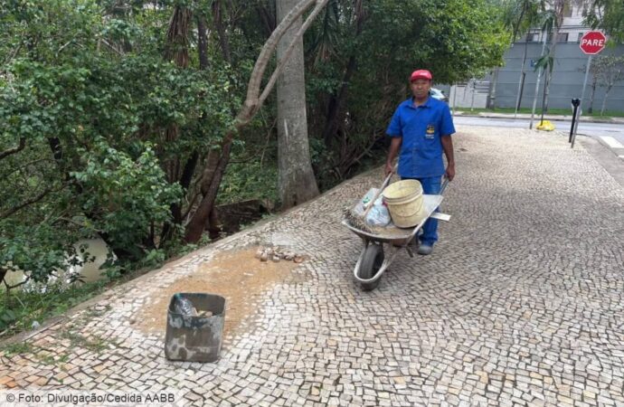 AABB está recompondo o piso de pedras portuguesas no entorno da Lagoa Seca
